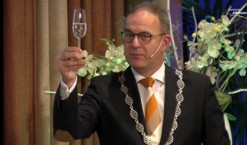 • Burgemeester Jaap Paans brengt de toast uit op het nieuwe jaar.