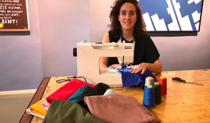 <p>Caroline van Ginkel in 'The Sewing Club'. (Foto: Fleur van Eeuwijk).</p>