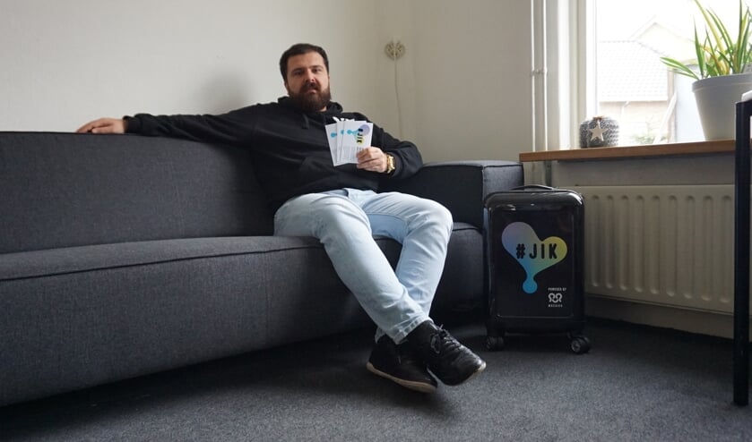 <p>• Hüseyin Öztas met de hippe Jongeren Informatie Koffer.</p>