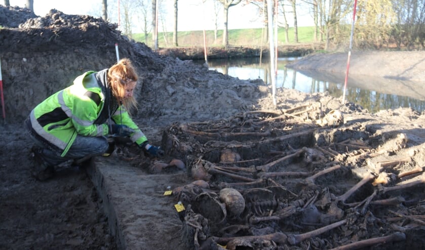 <p>• Fysisch-antropoloog April Pijpelink deed ter plekke een eerste onderzoek naar de skeletten.</p>