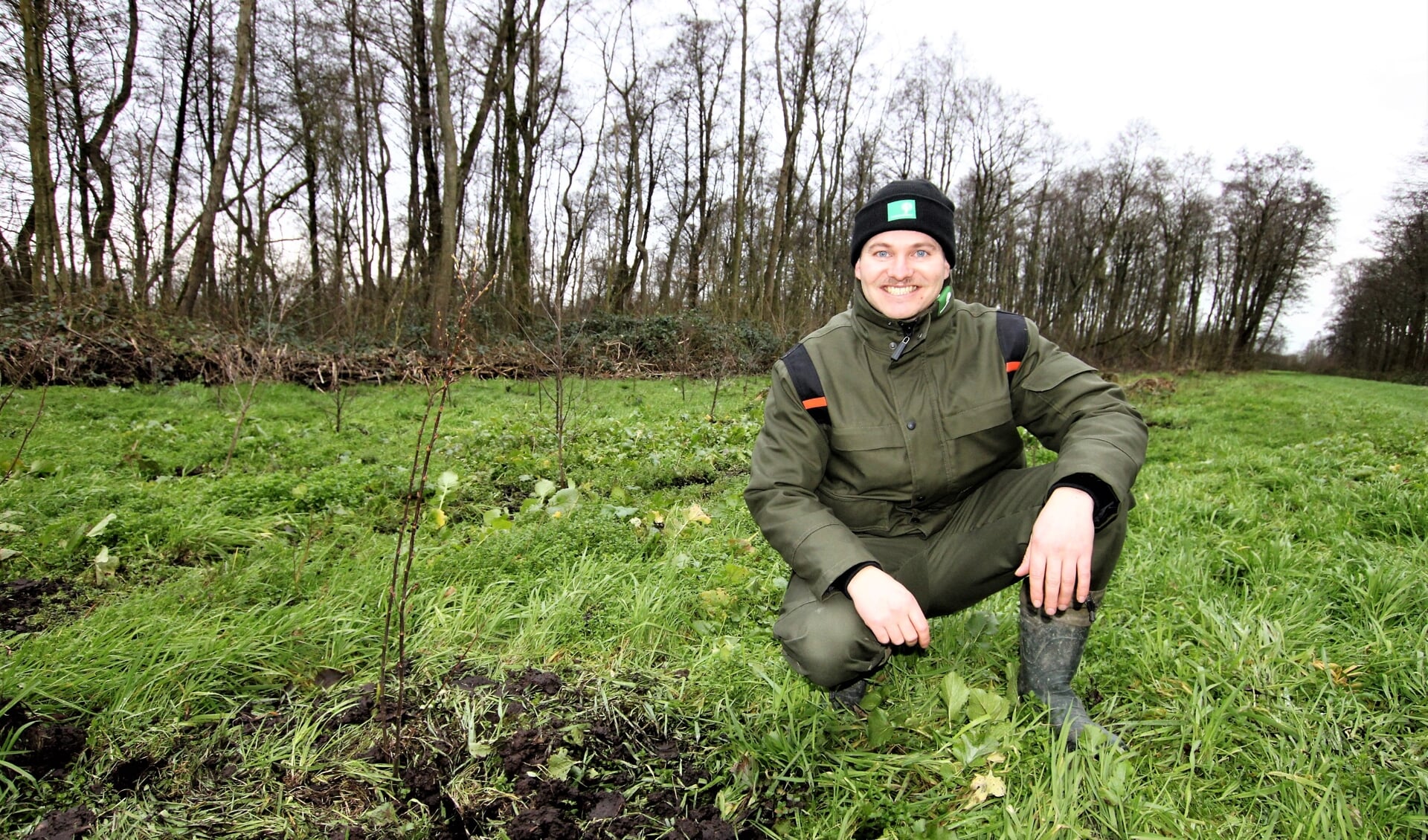 • Boswachter Ties Ittmann van Staatsbosbeheer bij een rijtje nieuwe bomen.
