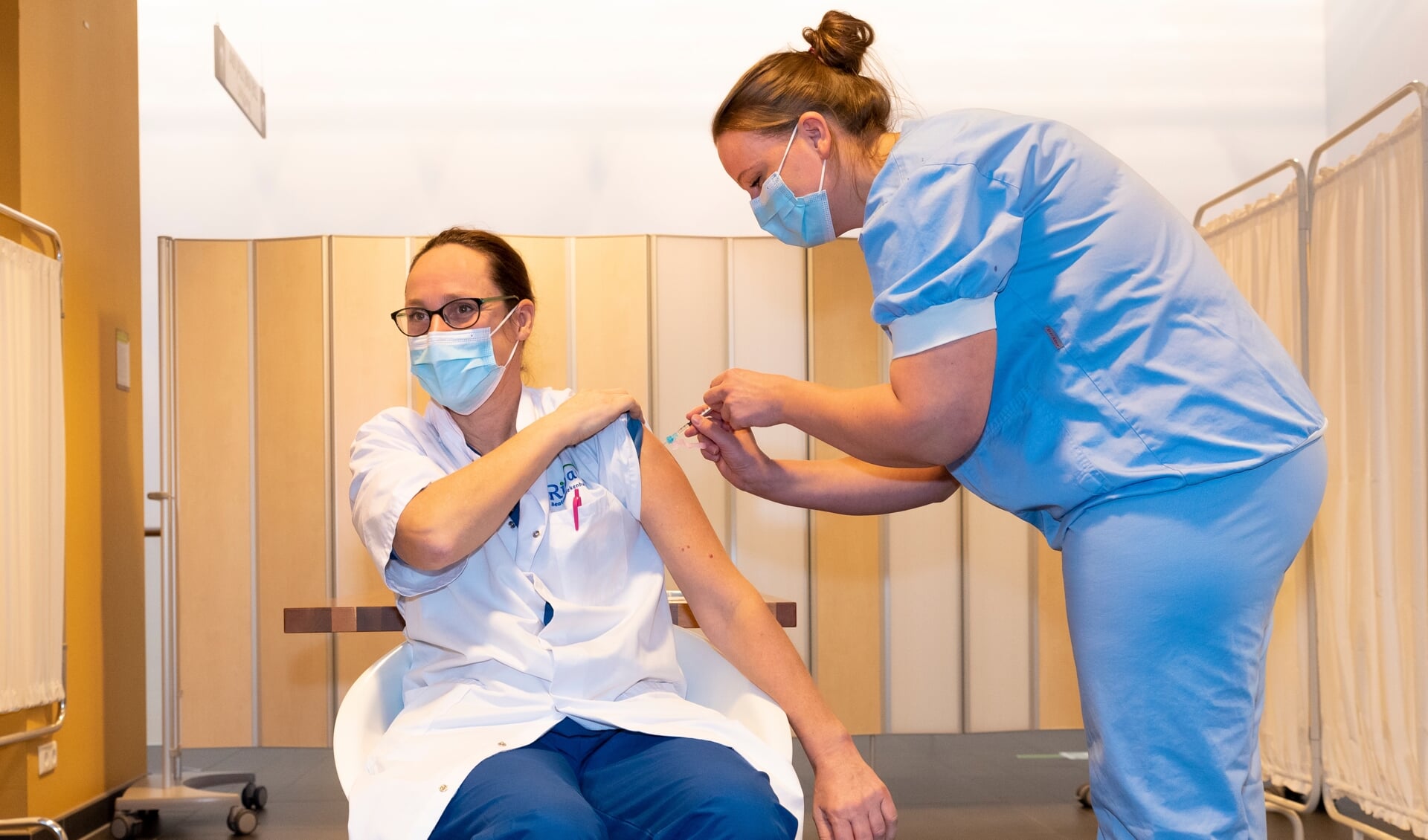 • Arts Lisa Mijzen krijgt de eerste vaccinatie toegediend in het Beatrixziekenhuis.