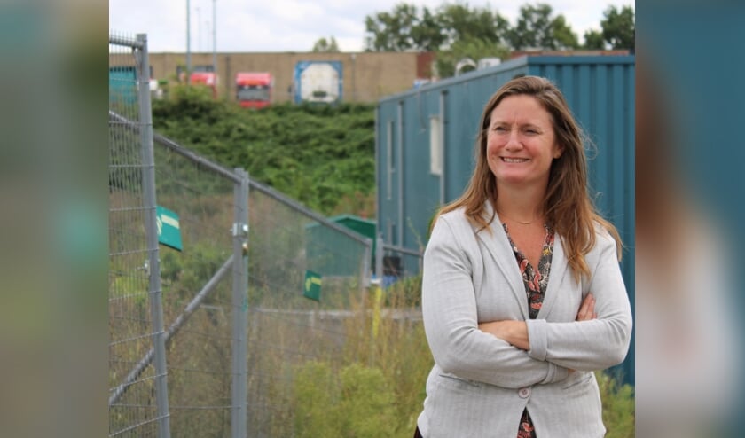 <p>• GroenLinks-Kamerlid Suzanne Kröger bracht vorig jaar een bezoek aan het EMK-terrein in de Krimpense Stormpolder.</p>