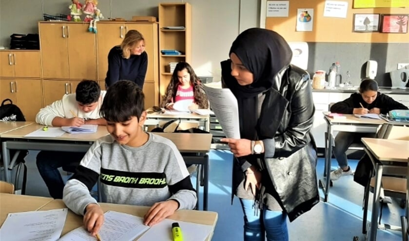 Medewerkers van Huiswerk Instituut Tiel spijkeren leerlingen van groep 7 en 8 van de Regenboog bij. Foto: Corien Remijn