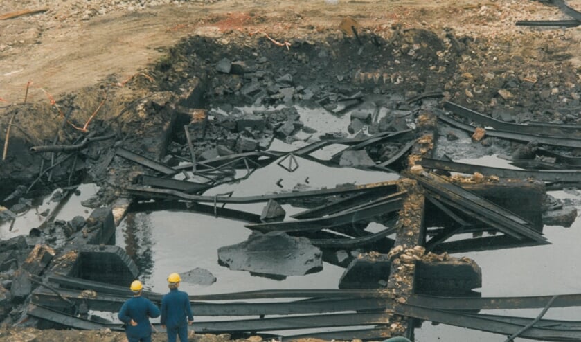 <p>• Archieffoto van de vervuiling op het EMK-terrein.</p>