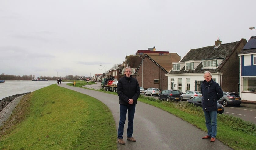 <p>• Riens Gort (links) en Bert Bouman op de dijk nabij de Pijlstoep.</p>