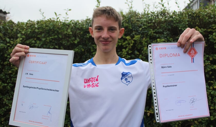 <p>• Marco Sala met zijn diploma en certificaat.</p>