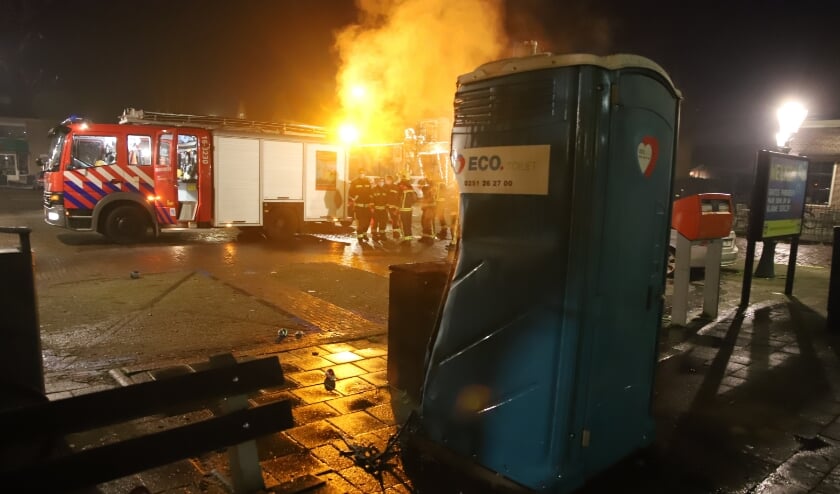<p>• Jongeren staken op oudejaarsavond op de Grote Haven in Haastrecht een dixie toilet in brand. Ondanks de snelle inzet van de brandweer is het toilet volledig verwoest.</p>