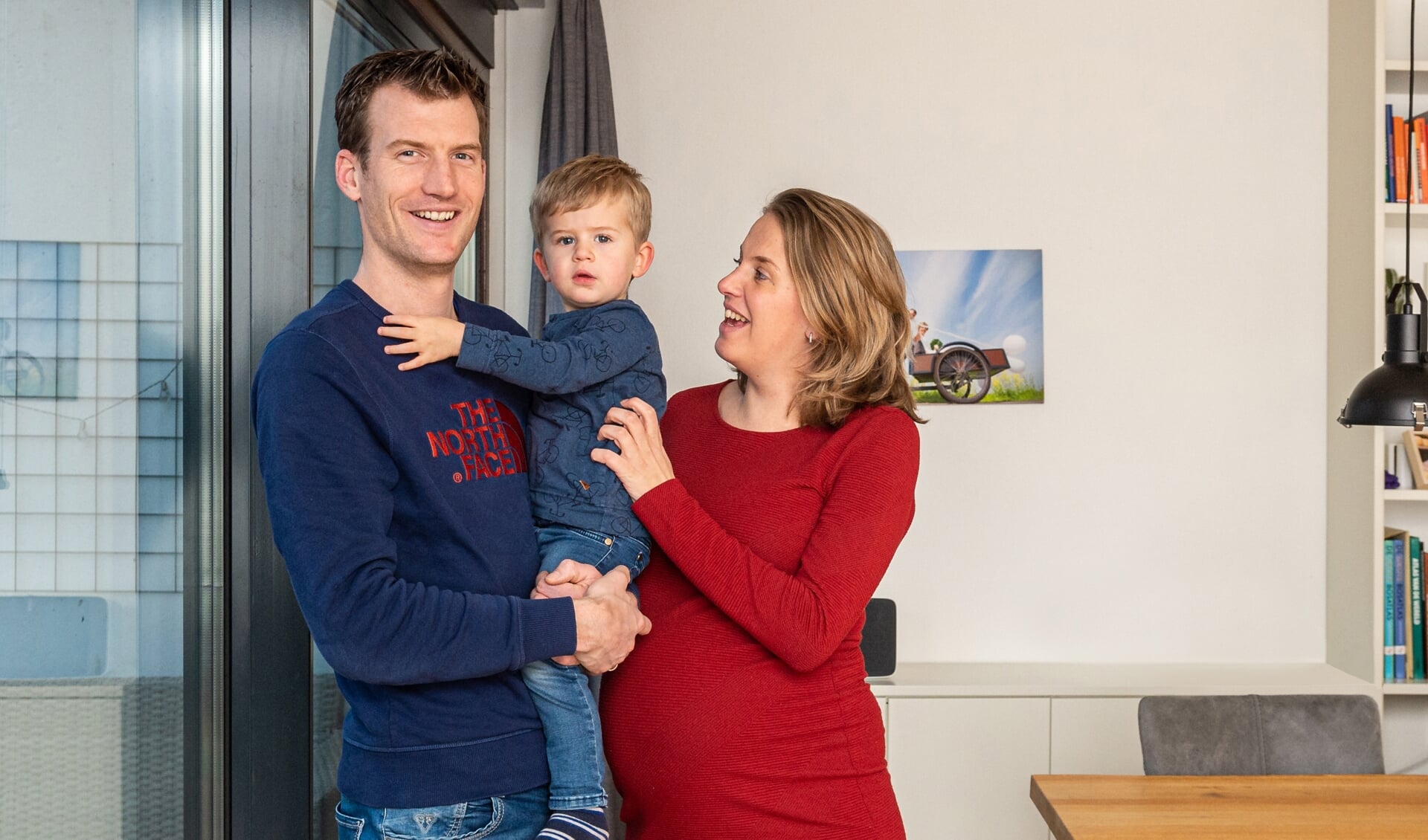 • Erik Jan Kooiman thuis in Lekkerkerk met zijn zwangere echtgenote Trudie en zoon Jens.