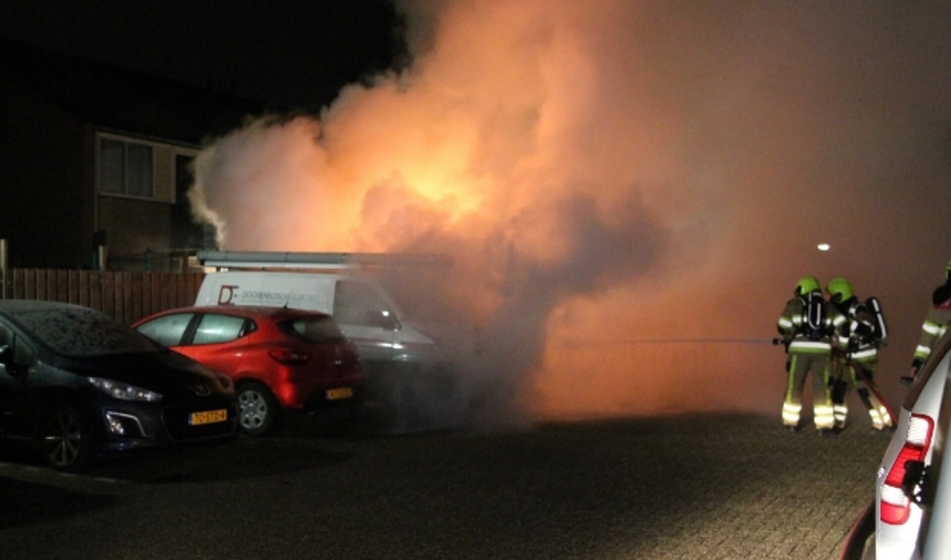 Twee voertuigen verwoest door auto brand in Tiel