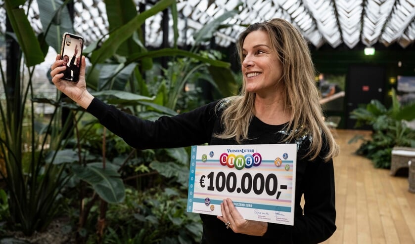 • VriendenLoterij-ambassadeur Lucille Werner verrast Cees en Jannie uit Alblasserdam middels een videogesprek met 100.000 euro.