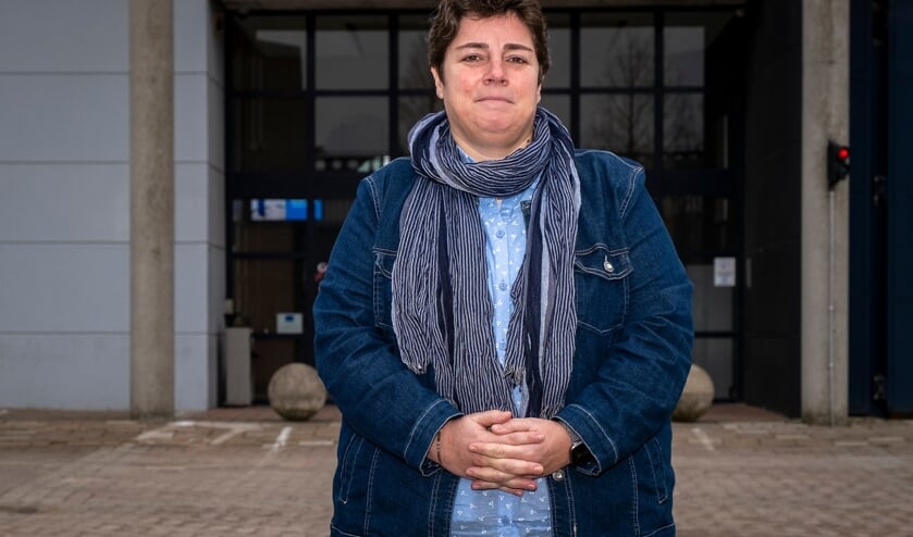 <p>• Vestigingsdirecteur Nathalie Tonnon voor de entree van Penitentiaire Inrichting Krimpen aan den IJssel.</p>