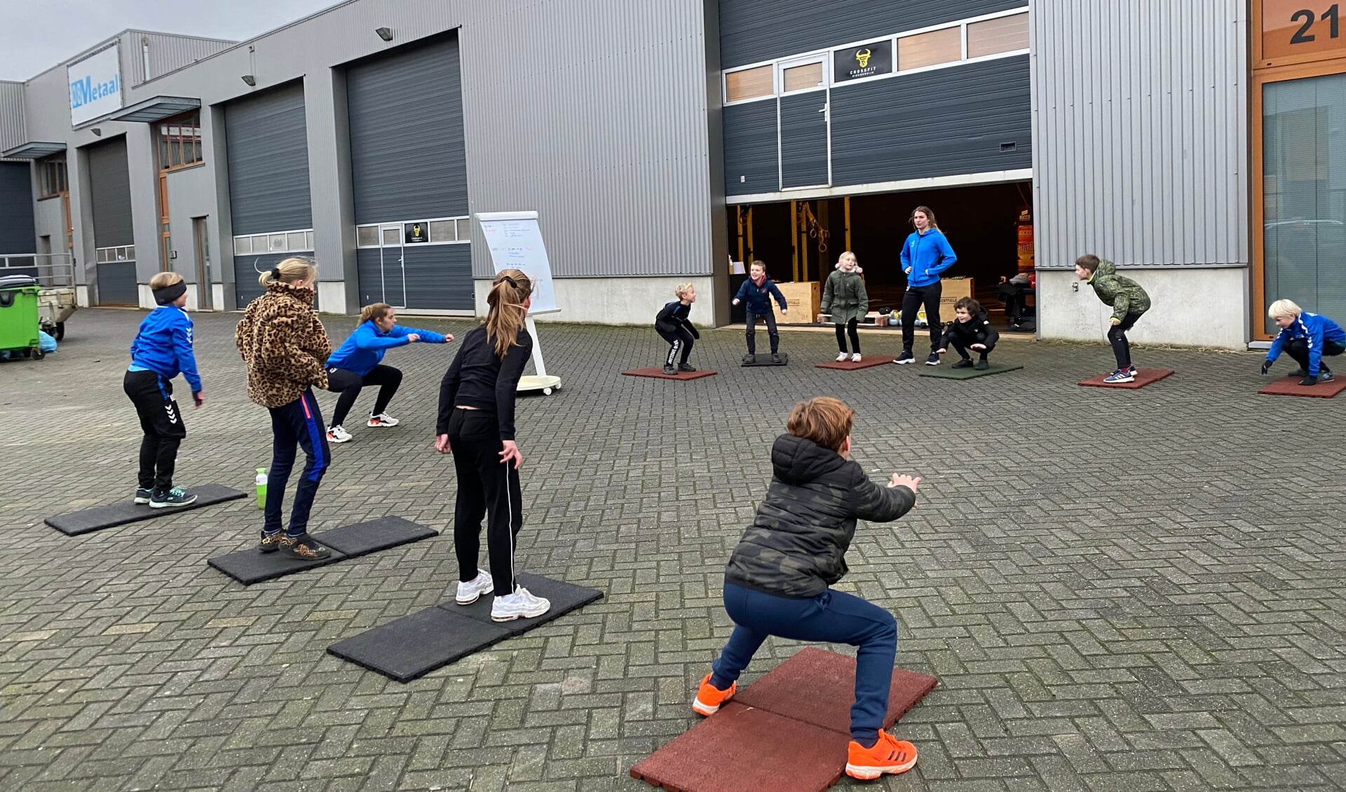 Sportcoaches Nina en Kendra bij Crossfit Nieuwendijk.