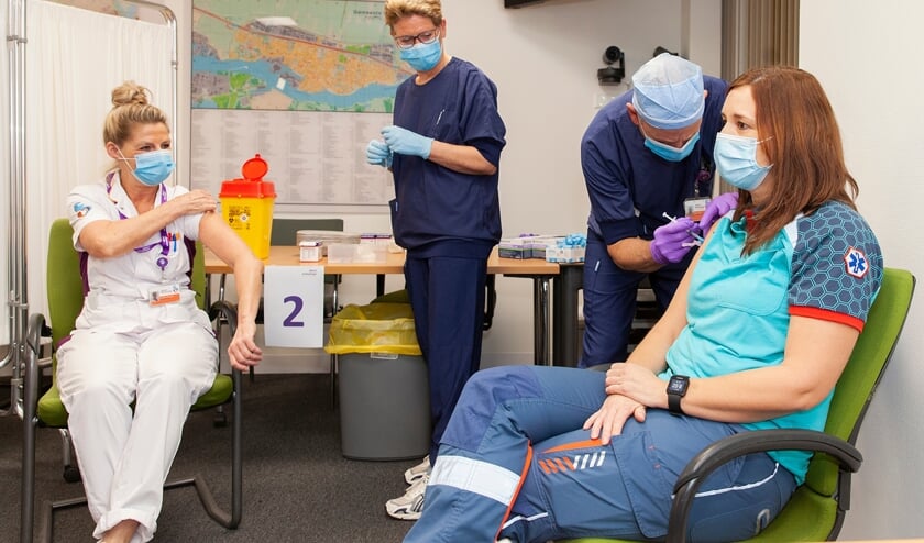 <p>• Op vrijdagochtend 8 januari kregen longverpleegkundige Marianne Akkermans, werkzaam op corona-afdeling C1 van het Albert Schweitzer ziekenhuis, en ambulanceverpleegkundige Annemiek Neven als eersten tegelijk het coronavaccin.</p>