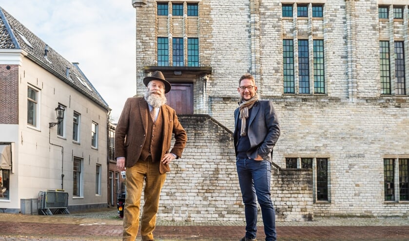 <p>• Stadsbeiaardier Boudewijn Zwart (l) met zijn collega Frank Steijns uit Maastricht voor het carillon van het stadhuis in Schoonhoven. </p>