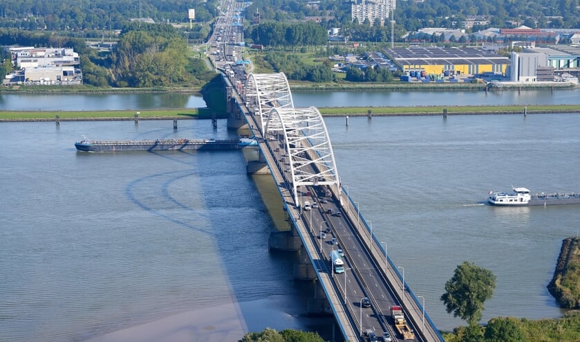 • De Merwedebrug van de A27 bij Gorinchem.