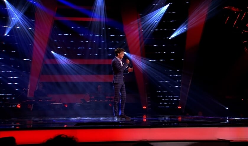 • Maurice op het podium tijdens de blind auditions.