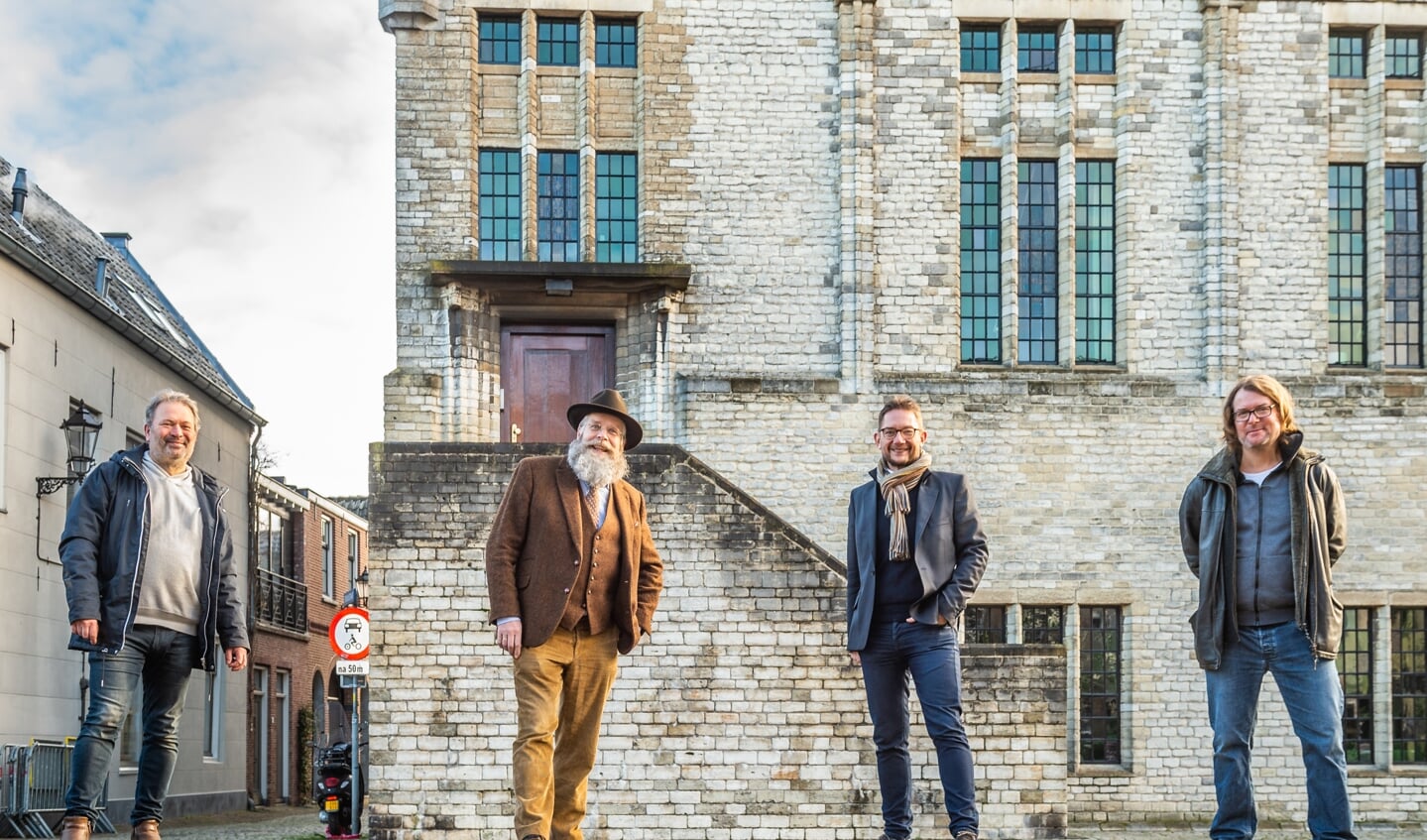 • Stadsbeiaardier Boudewijn Zwart (links) met beiaardier Frank Steijns uit Maastricht voor het carillon van het stadhuis in Schoonhoven. Aan de buitenzijde de initiatiefnemers Peter van der Ree (links) en Erik de Laet.