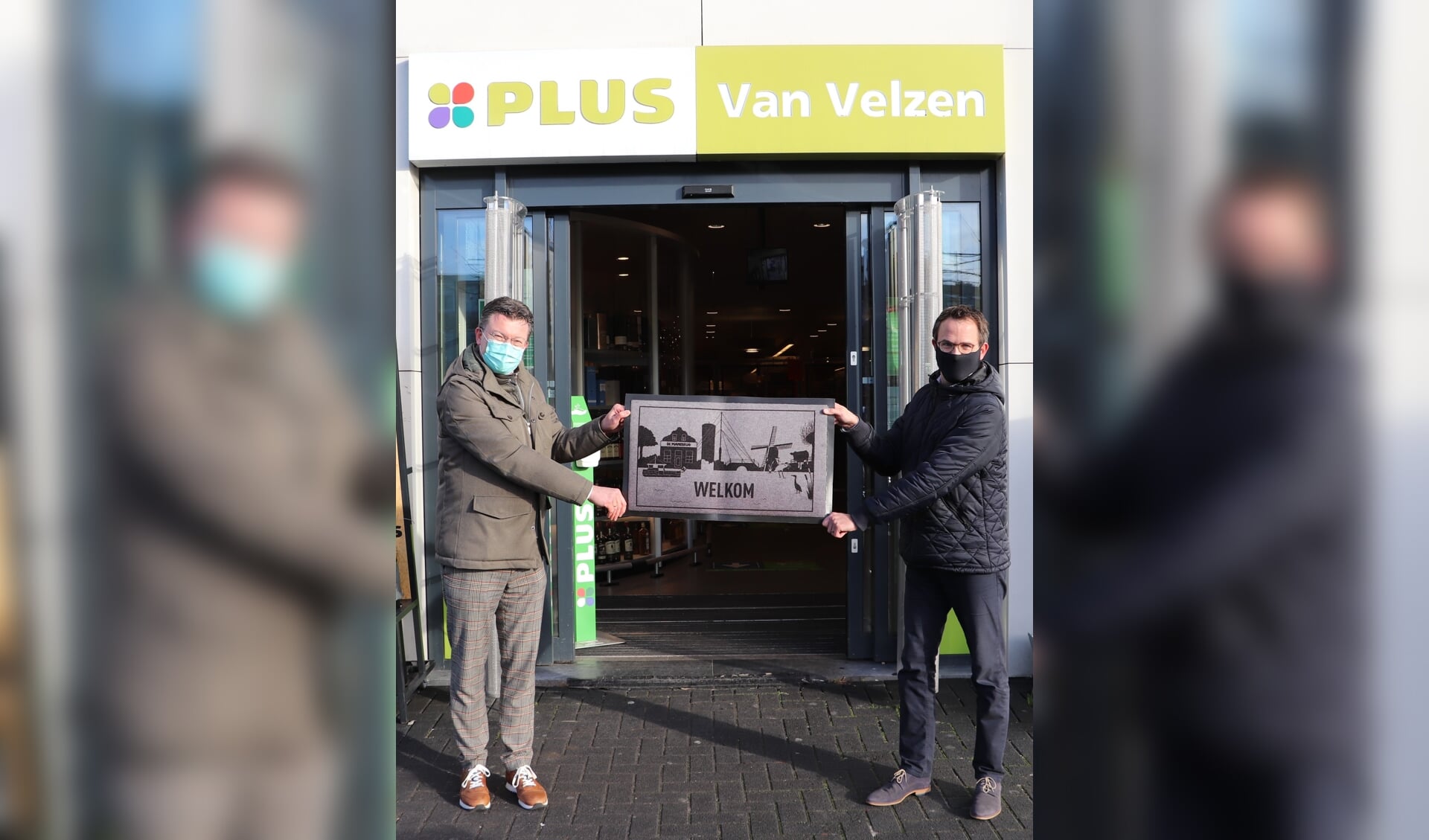 • Harold van Velzen (l) en burgemeester Laurens de Graaf presenteren de deurmat met Lopikse eyecatchers.
