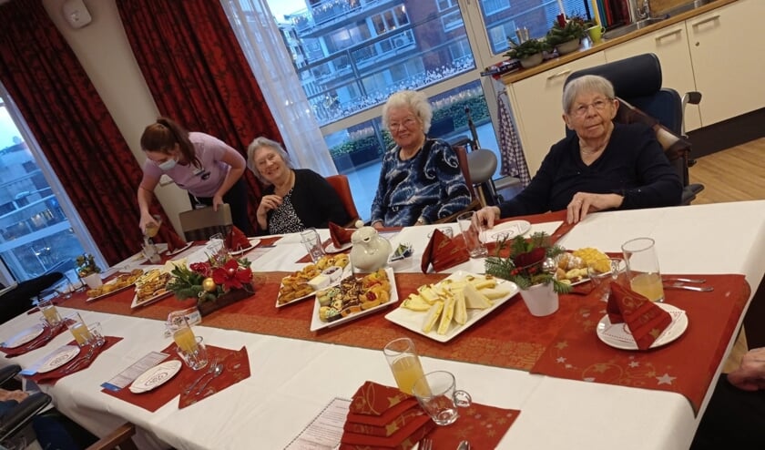 <p>• Genieten van een high tea.</p>
