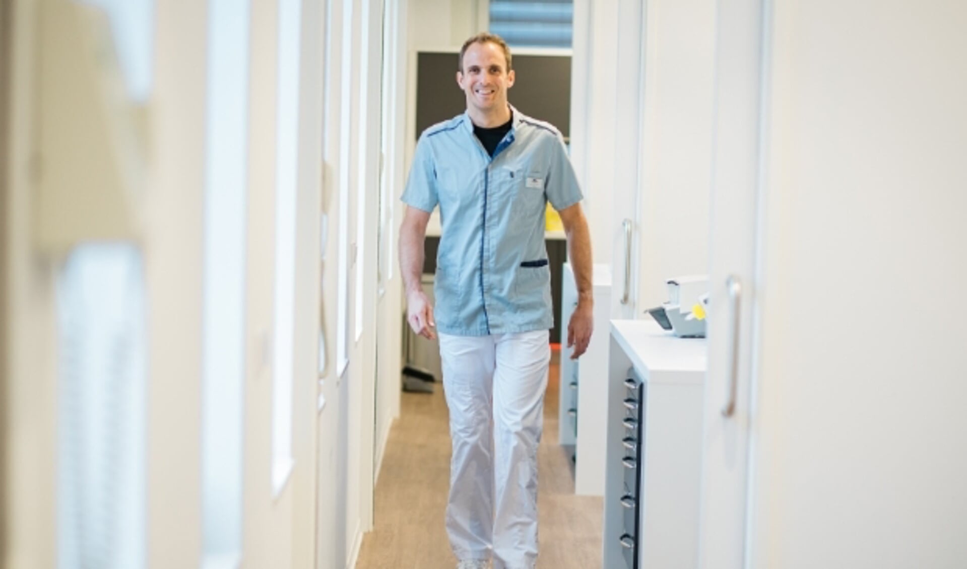 Tandarts Axel van der Heide opent in het Gezondheidscentrum Linschoten een praktijk met de modernste apparatuur, waardoor alle behandelingen mogelijk zijn. Foto: PR