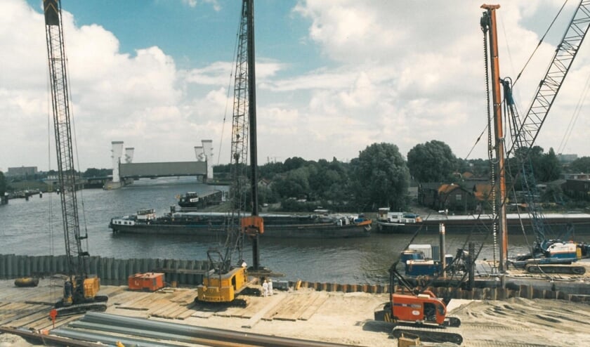 <p>• In 1988/1989 werd het EMK-terrein geïsoleerd. Na het plaatsen van damwanden ging er zand over de vervuilde grond en kwam er een laag asfalt bovenop.</p>