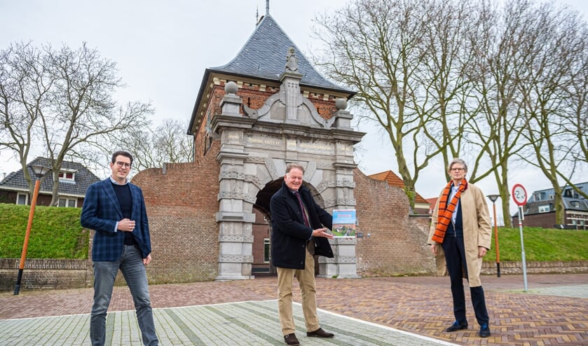 <p>• V.l.n.r.: Bas Rechtuyt, burgemeester Roel Cazemier met het boek en Peter van der Zwaal. </p>