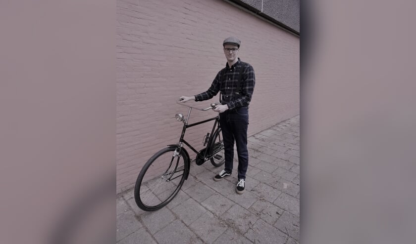 • Tobias Huurman met zijn fiets.