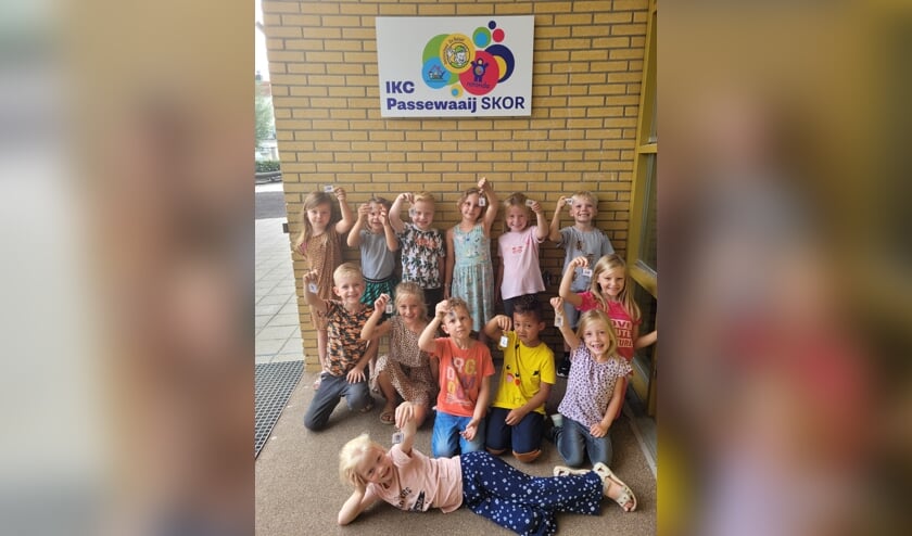 <p>De kinderen laten hun net gekregen sleutelhanger zien.</p>
