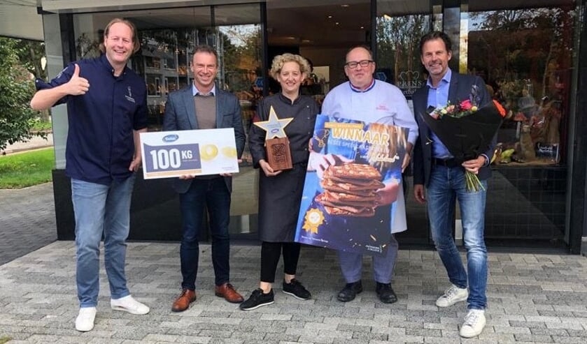 <p>• Edwin en Els Prins tijdens de uitreiking van de prijs.</p>