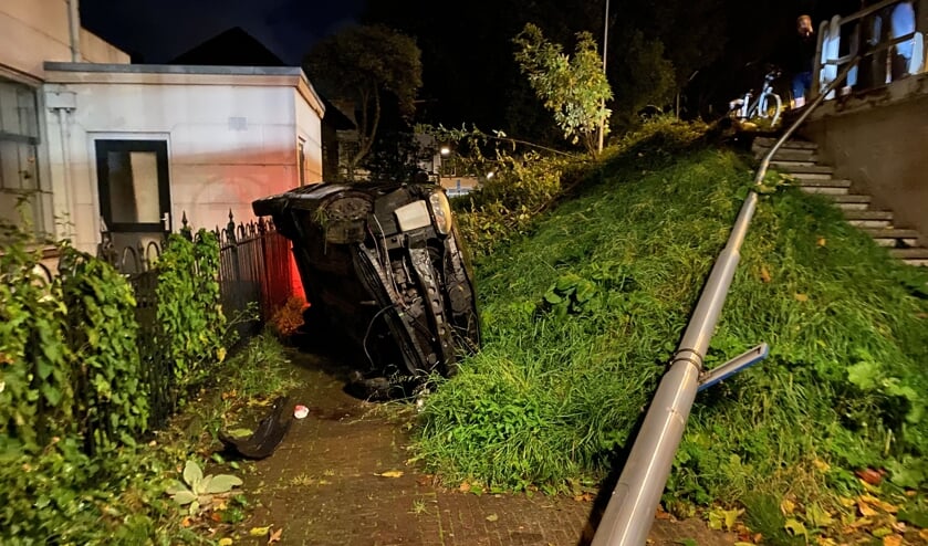 <p>De auto kwan onderaan de dijk op zijn kant tegen een hek van het woonhuis terecht.</p>