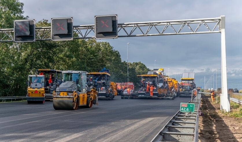 <p>• Tussen Woerden en Nieuwerbrug is het asfalt over 4,5 kilometer over de volledige breedte vervangen door dubbellaags ZOAB.</p>