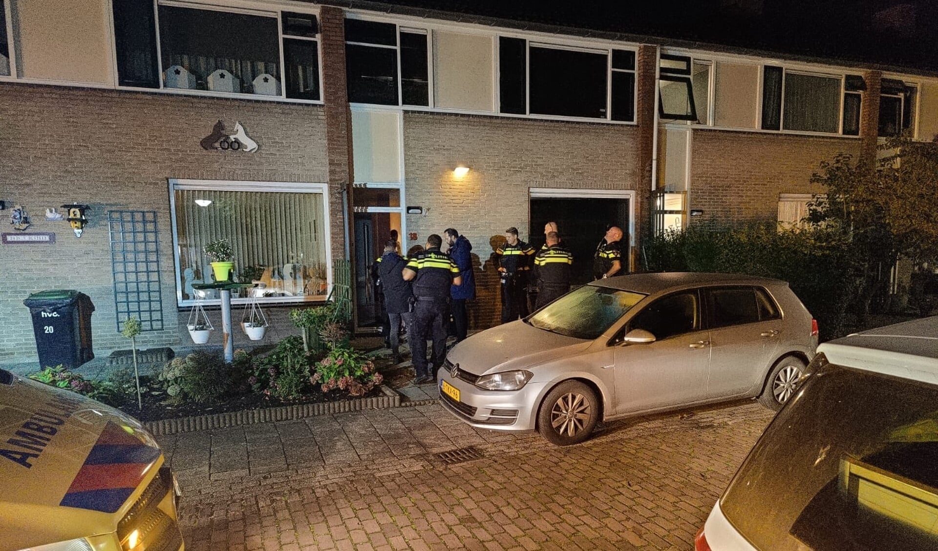 • Politieagenten bij de woning aan de Guido Gezellestraat in Papendrecht.