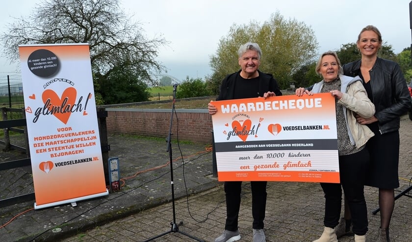 <p>• Initiatiefneemsters Saskia en Lisette overhandigen de cheque aan René Froger.</p>