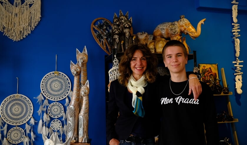 <p>• Anita en Noah in hun Balinese winkel.</p>
