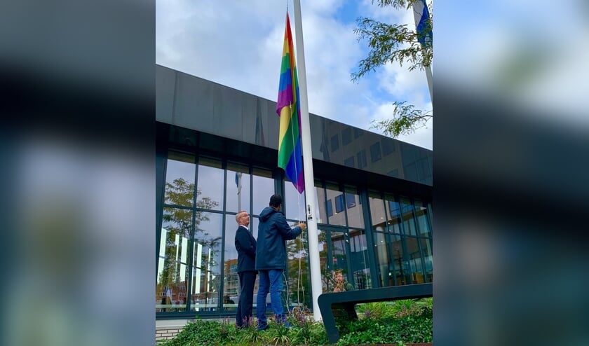 • Wethouder Marc Wilson hijst de regenboogvlag op Coming Out Dag.