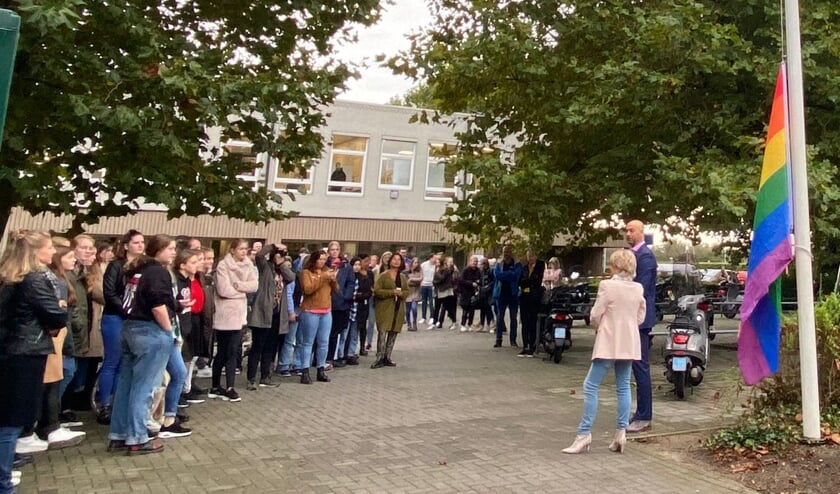 <p>Maandag werd bij ROC Rivor de regenboogvlag gehesen ter ere van Coming Out Day.</p>