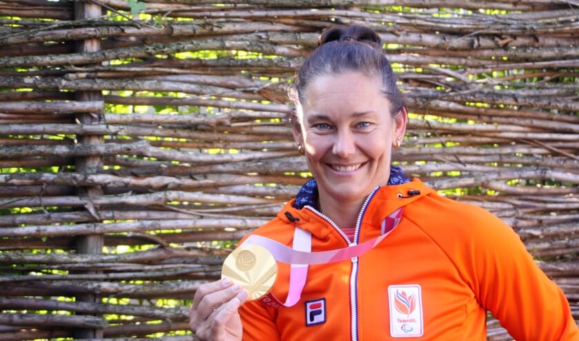 <p>De Beusichemse rolstoelbasketbalster Carina de Rooij met haar 530 gram wegende gouden Olympische medaille. "Het begint me nu een beetje te dagen."</p>
