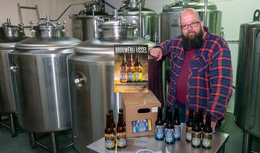 • Erik Terlouw bij zijn fonkelnieuwe brouwinstallatie.