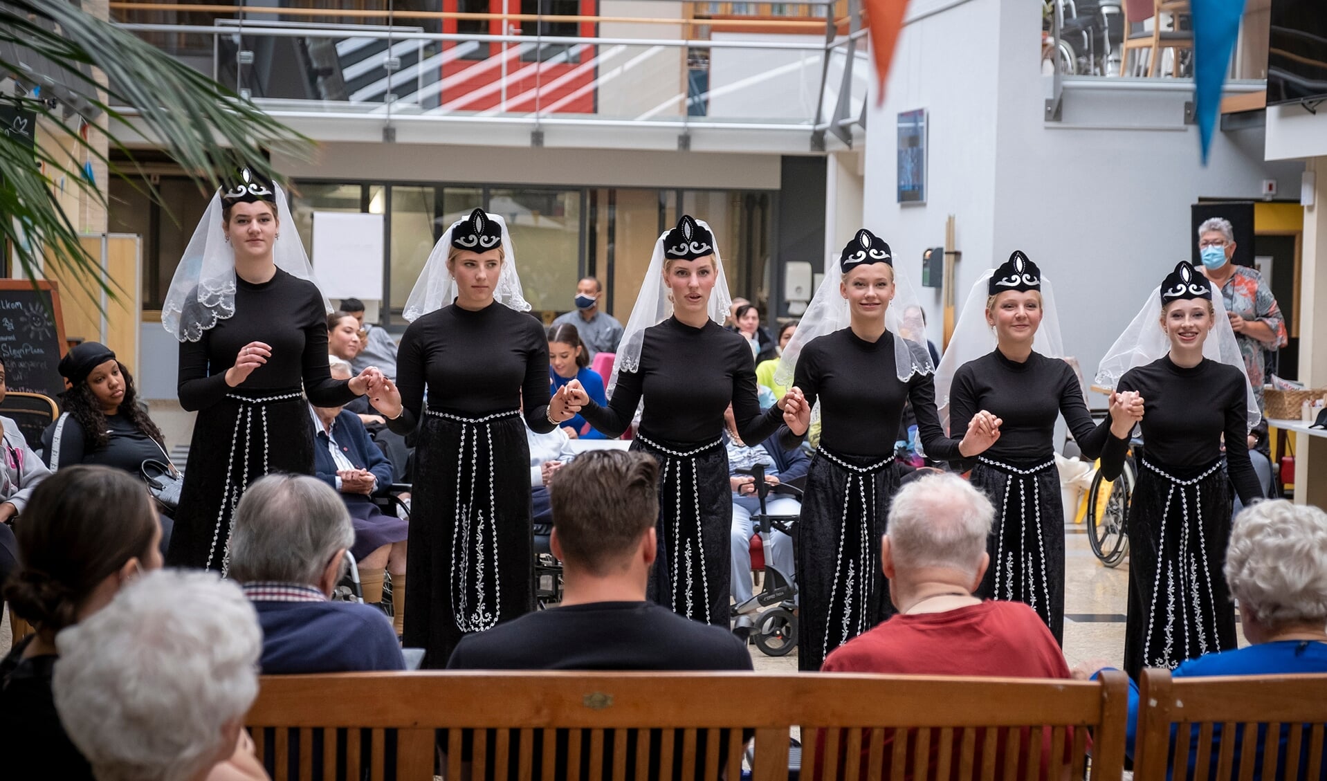 Een groep scholieren van het Krimpenerwaard College liet een Armeense dans zien.