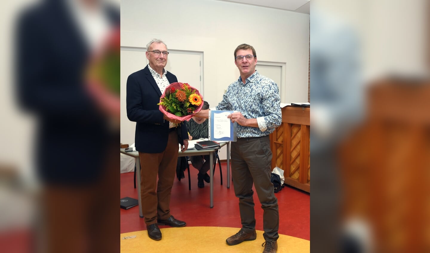 • Donderdag 14 oktober kreeg Hans Korevaar tijdens de jaarvergadering in de Overstap 
een oorkonde en bloemen vanwege zijn 30-jarig lidmaatschap van O en U.
