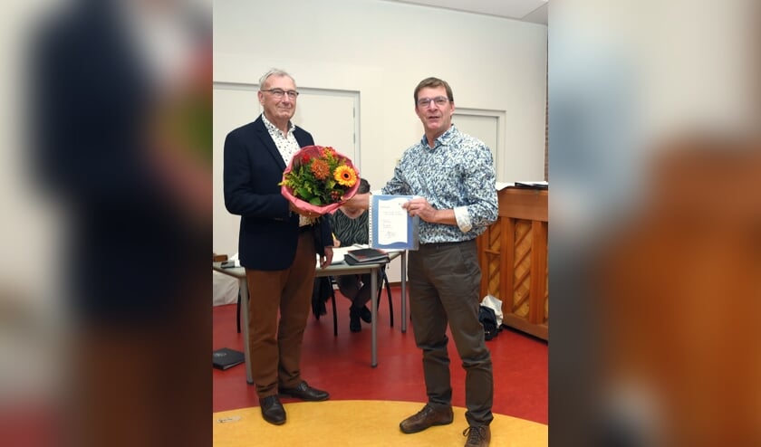 • Donderdag 14 oktober kreeg Hans Korevaar tijdens de jaarvergadering in de Overstap
een oorkonde en bloemen vanwege zijn 30-jarig lidmaatschap van O en U.