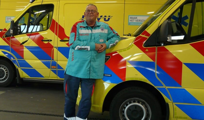 <p>Wim Batenburg voor zijn ambulance. “Ik had meteen het gevoel dat ik ook iets kon betekenen. En dat is mooi.” </p>