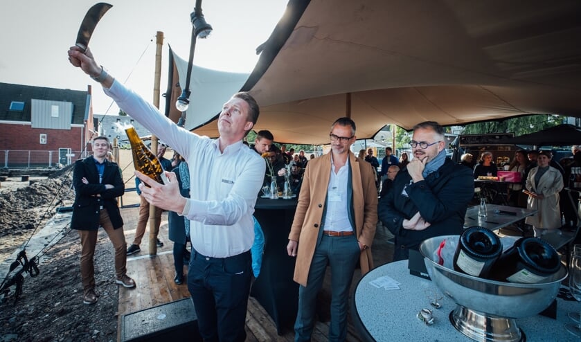 <p>In een vloeiende beweging sabreerde Stefan Wemmenhove een fles bubbels.</p>