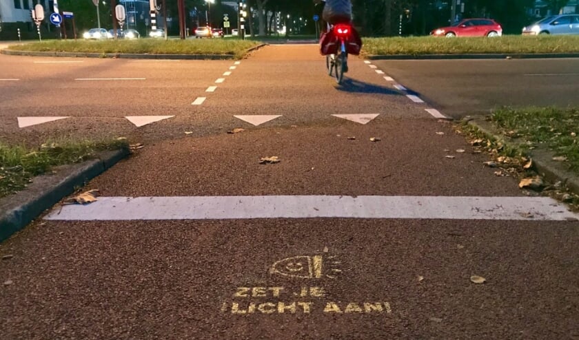 <p>Met werkende verlichting konden de fietsers op de mistige ochtend hun weg vervolgen. </p>  