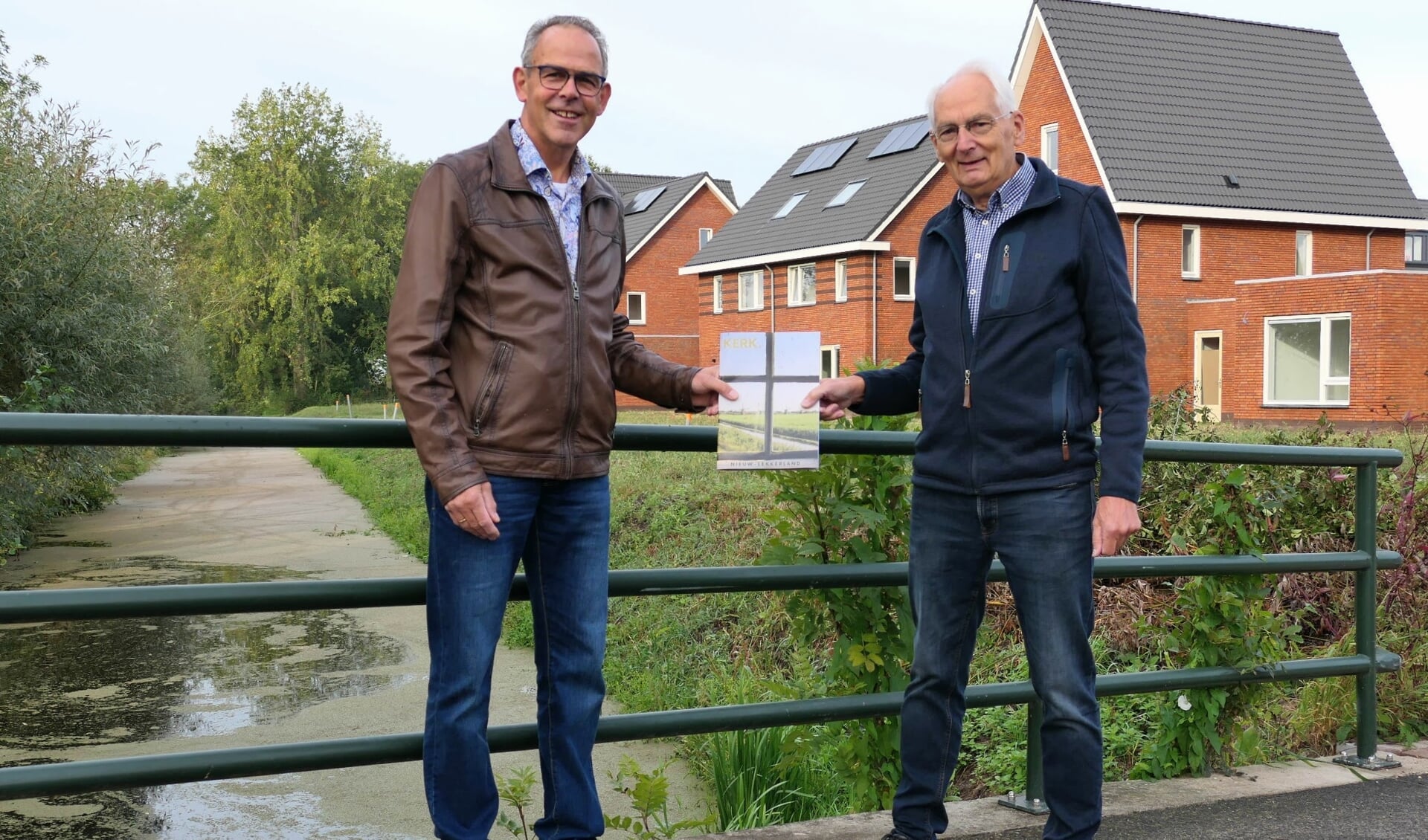 • Folker Damsteeg (links) en Jan de Jong met het magazine.
