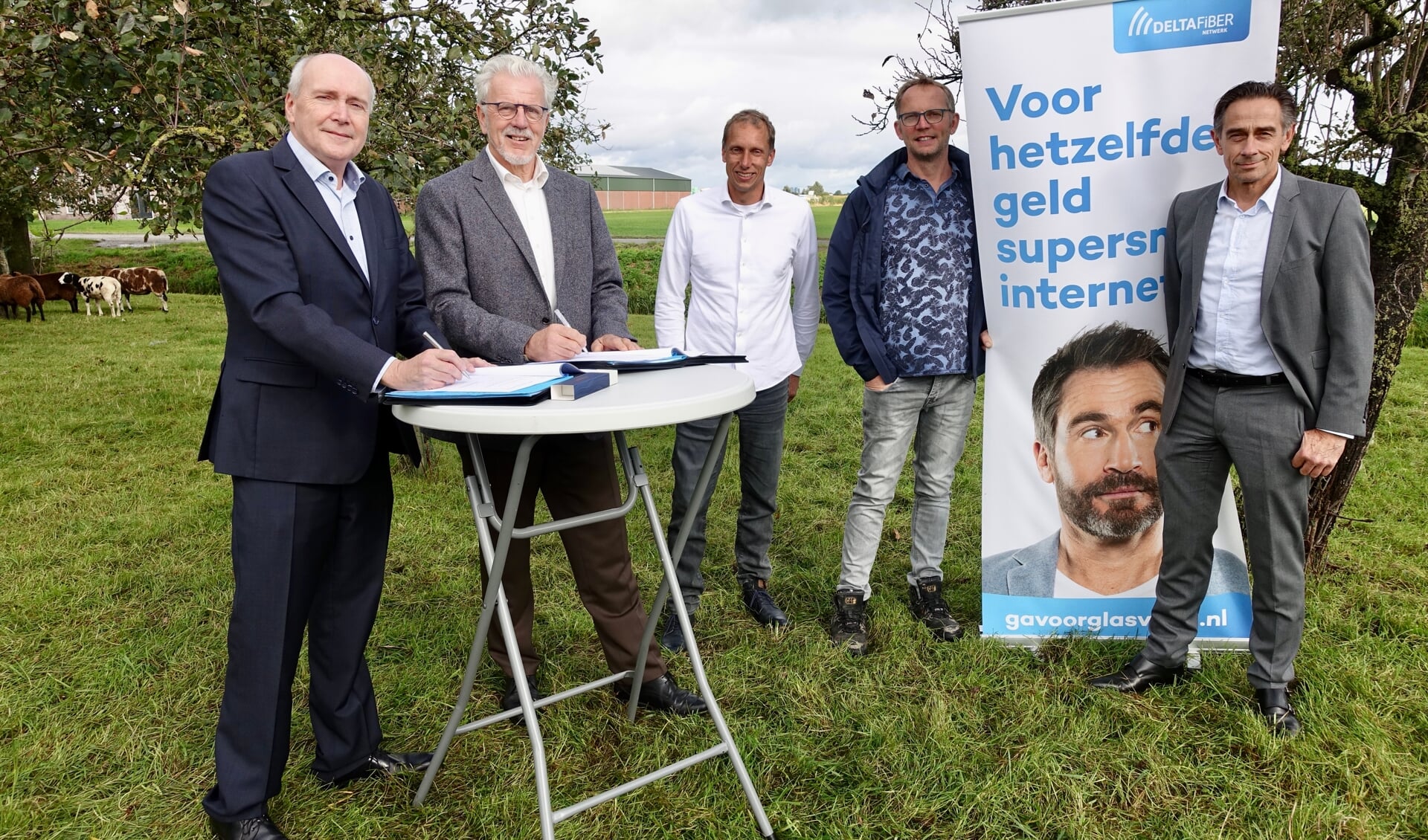 De ondertekening door wethouder Kees Geldof en DELTA Fiber Netwerk directeur Piet Grootenboer 