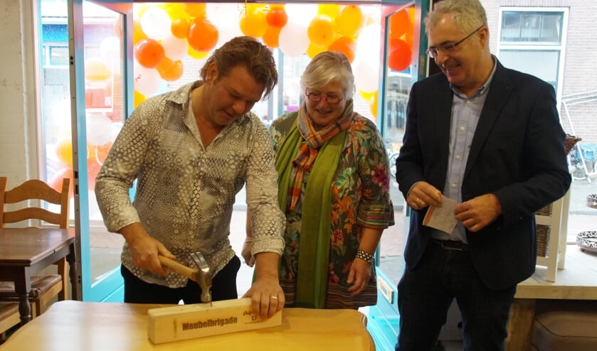 <p>• Lia Noorthoek en wethouder Arjan Noorthoek bekijken de openingsverrichting van Arjan Nihot.</p>