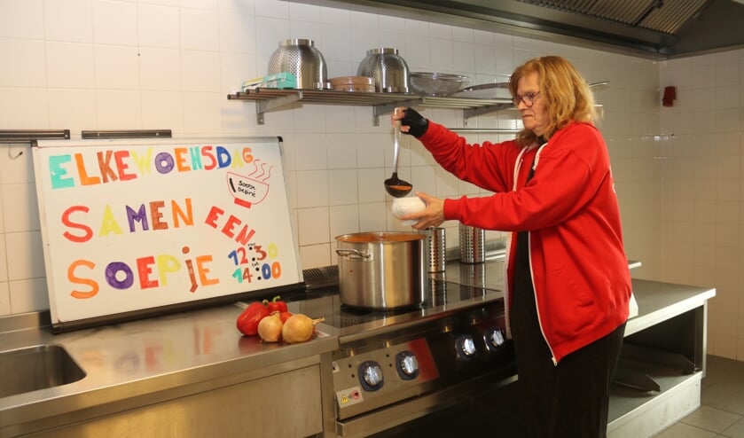 <p>• Désiré Hak serveert een heerlijk kopje paprika-tomatensoep.</p>