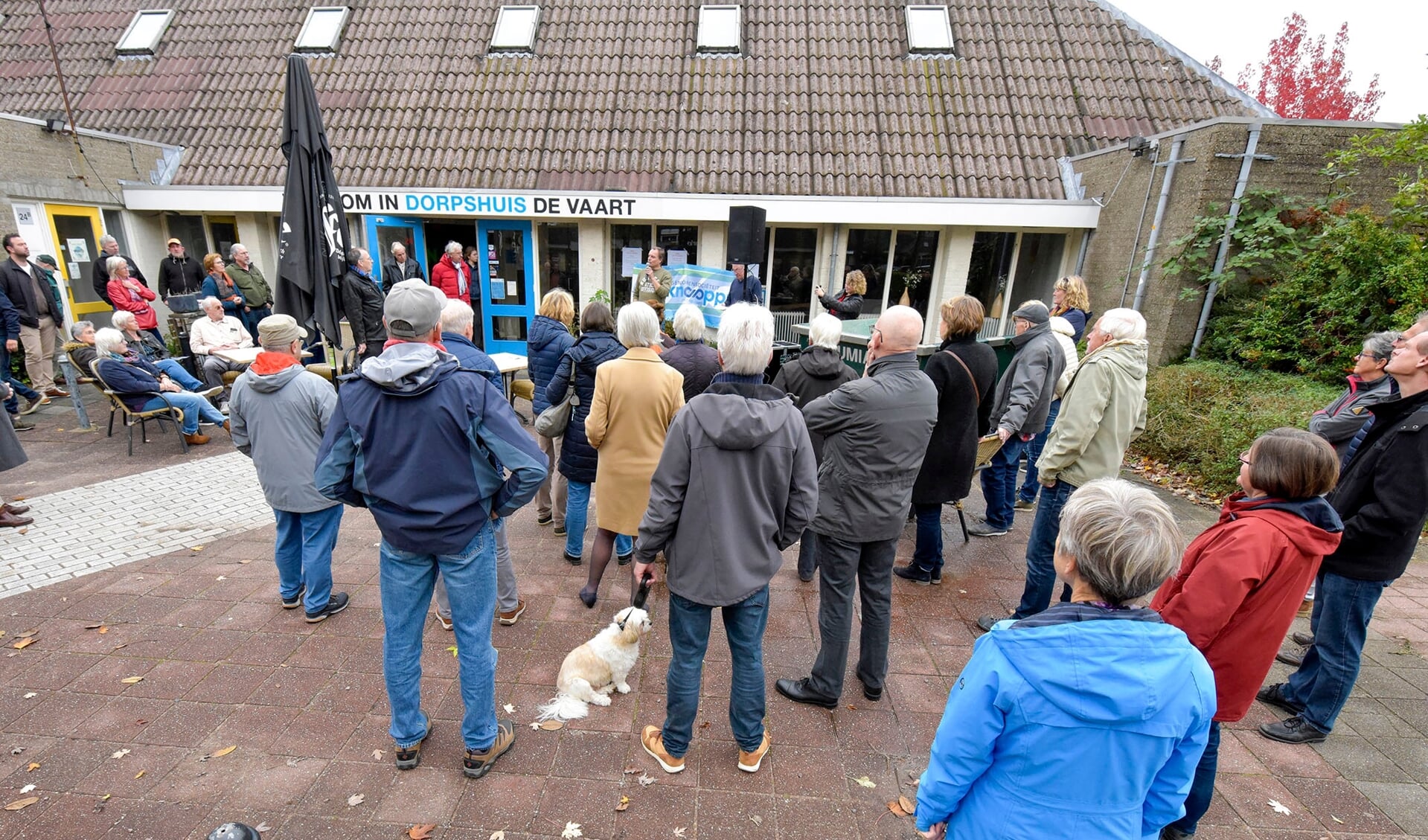 Protestbijeenkomst bij Dorpshuis De Vaart voor een goede horeca met terras op deze locatie.